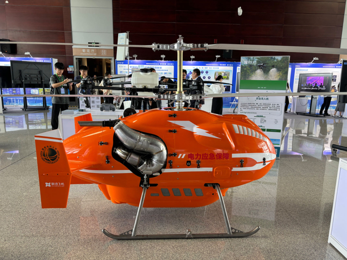 联合飞机在活动现场展出的无人直升机产品（周春媚/摄）