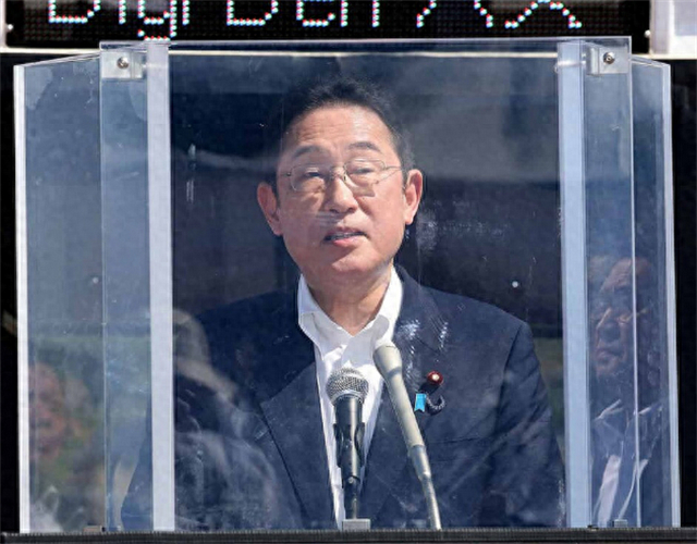 演讲台变"展厅",日本首相竖起防弹玻璃,也挡不住人心的离散