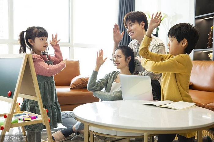 配图与本文无关对此,纽扣家庭教育集团心理咨询师进行了以下分析和