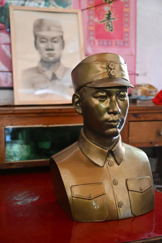 "塑个像吧!看不到父亲,让他也能触摸到父亲."叶庆华有了主意.