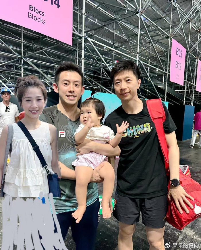 黄镇廷女儿成团宠!与马龙林高远可爱同框,被国乒女将争相抱怀里|黄镇廷|国乒|马龙