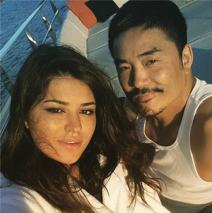 55岁男模黄家诺罕露脸,长发发福认不出,与关之琳分手20年仍未婚