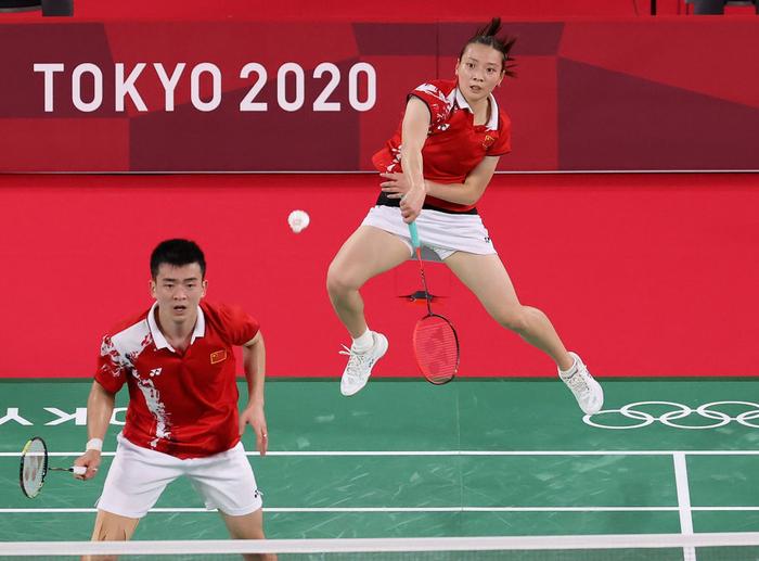 2021年7月30日，郑思维（左）/黄雅琼在东京奥运会混双决赛中。新华社记者 曹灿 摄