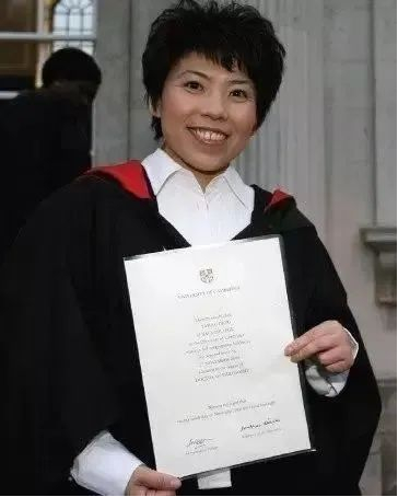 ▲邓亚萍获博士学位