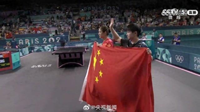 陈梦孙颖莎五星红旗合影：激动人心时刻