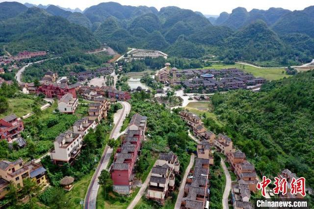 2024年6月13日，俯瞰广西南丹县白裤瑶寨生态宜居美丽。高东风 摄