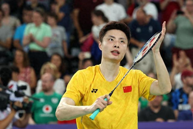 石宇奇向观众致意。 新华社记者 陈斌 摄 