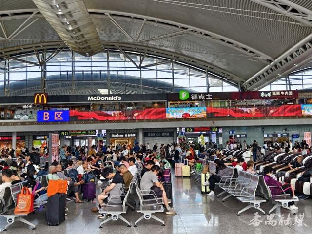 广州南站候车室候车的旅客做强做实交通执法工作.