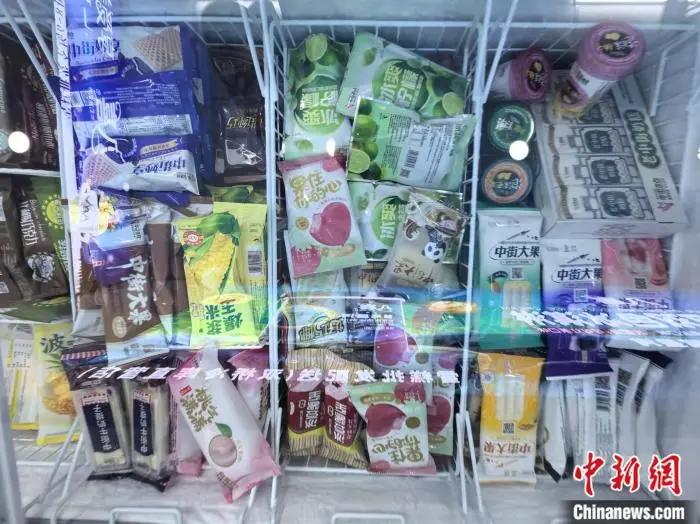 冷饮批发店售卖的中档雪糕多为5元以内。左雨晴 摄