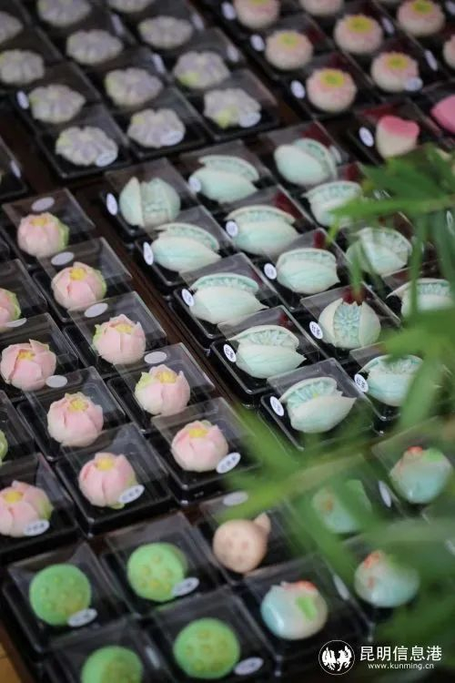 打包好的一批唐菓子准备出货