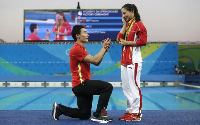 2016年里约奥运会，秦凯（左）向何姿求婚。  资料图/IC photo