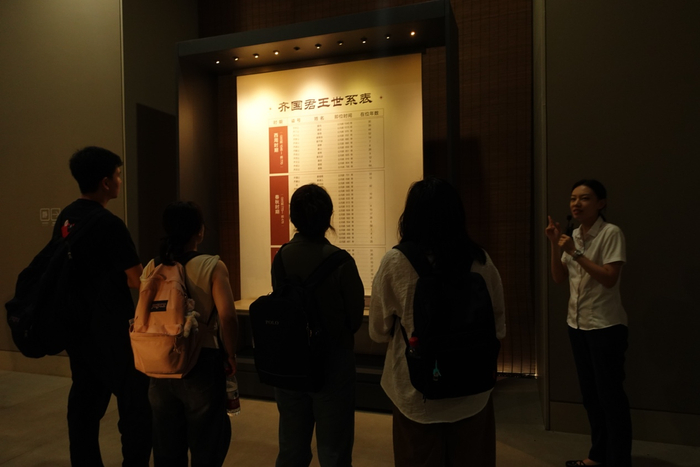 齐文化博物馆内，讲解员正在介绍齐国君王世系表。 冯子纯 摄