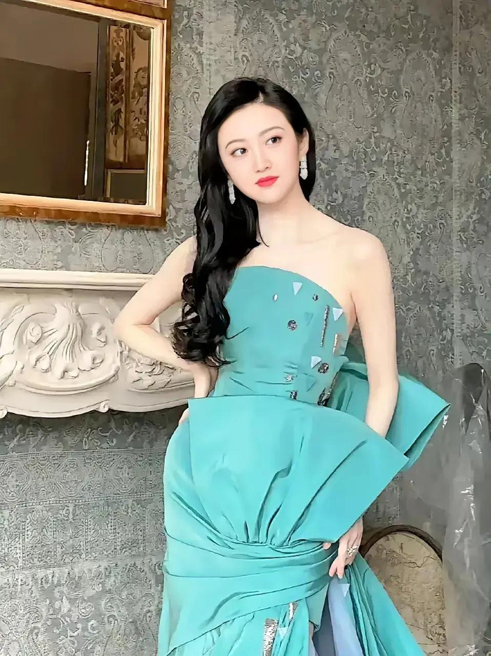景甜太美了,看了都心动,白到发光,不愧是人间富贵花