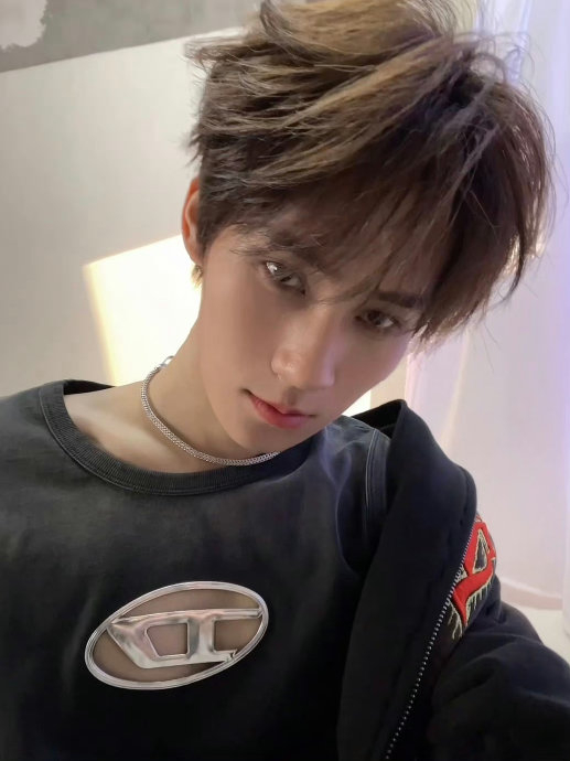 张真源 胶片风自拍 我嘞个惊天大帅哥啊,真的被张真源帅到了!