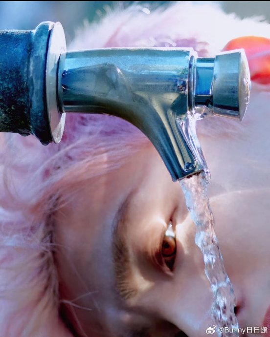 白敬亭路透的这张水龙头接水照终于发出来啦!