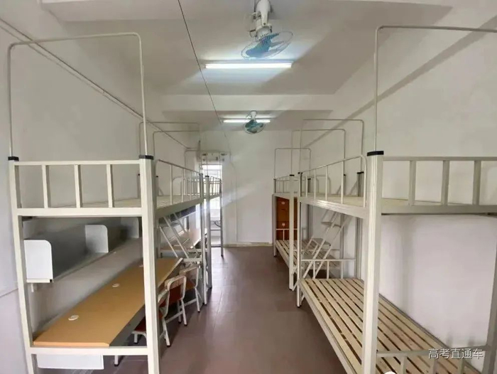 江门职业技术学院学生宿舍实行4-7人一间的公寓式管理,全校宿舍安装