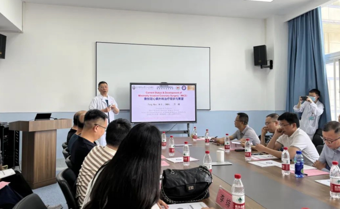 万峰为学员培训心外科技术