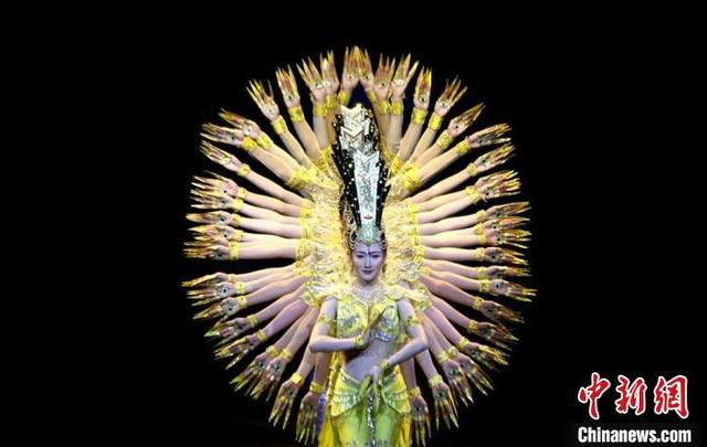 7月3日，甘肃敦煌大剧院，演员表演大型情景音画剧《千手千眼》。张晓亮 摄