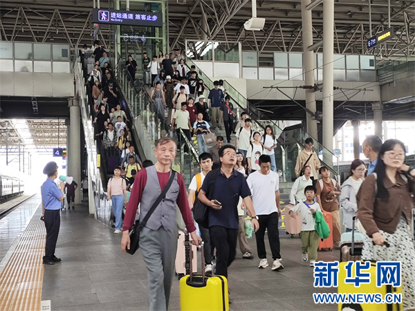 贵阳站客运情景。