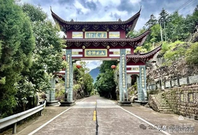蓬溪村位于浙江省温州市永嘉县鹤盛镇,这里东西南三面环山,北临鹤盛溪