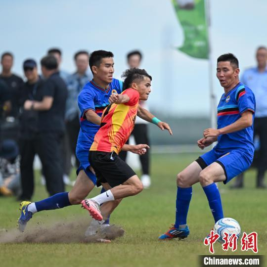 图为在草原“村超”的赛场上，双方队员展开激烈角逐。 呼木吉乐 摄