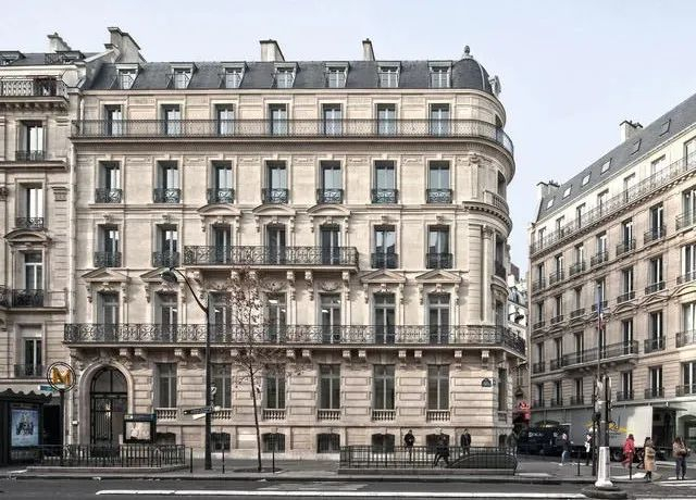 于是奥斯曼花了十几年的时间,征收土地,拆掉老建筑,切蛋糕似地开辟出