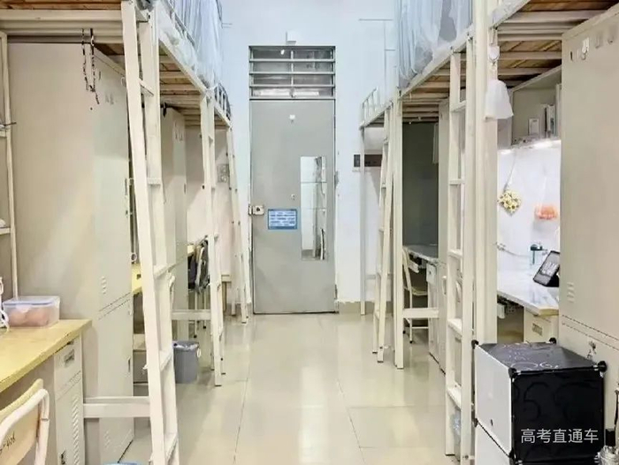 广东职业技术学院白云校区:6人间,上床下桌,带空调.