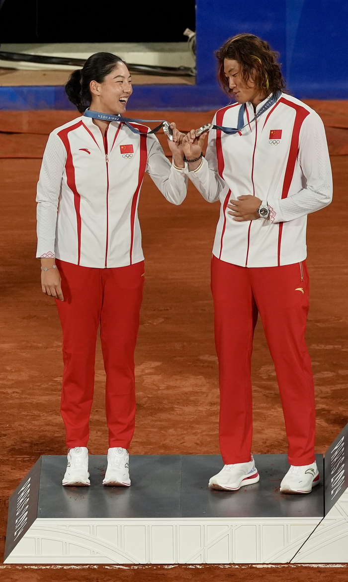 当地时间8月2日，张之臻/王欣瑜组合在巴黎奥运会网球混双项目上获得银牌