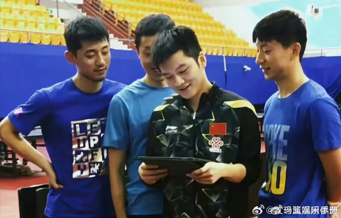 樊振东#用许昕的动作击回球,用张继科的霸王拧拿到赛点,马龙在现场为