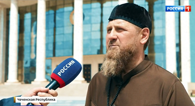 综合俄新社等俄媒4日报道，卡德罗夫接受“俄罗斯1”电视台采访，对关于自己健康状况的传闻作出回应。图源：俄媒视频截图