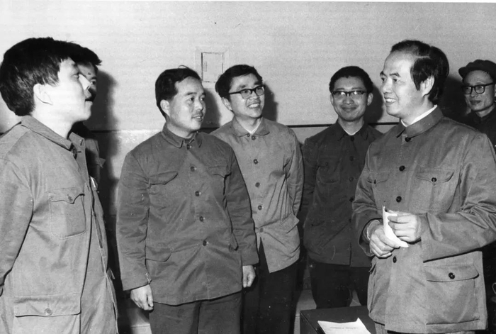 李政道与学生在一起｜李政道图书馆馆藏