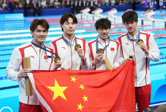 徐嘉余、覃海洋、孙佳俊、潘展乐（从左至右）在颁奖仪式后。新华社记者 薛宇舸 摄