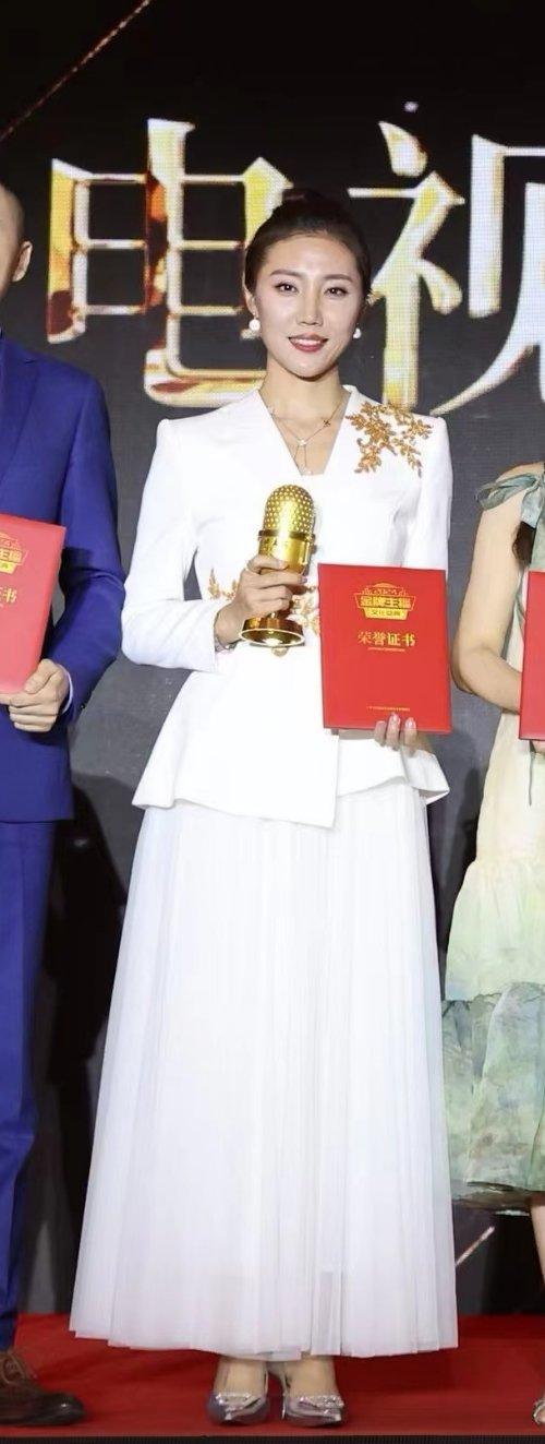 冠军,中国赛区第四名,2012年凤凰卫视《锵锵凤女郎》主持人大赛全国