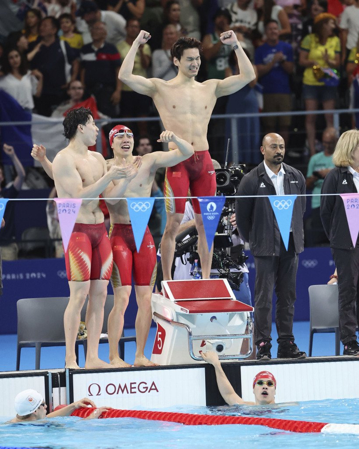 巴黎奥运会男子4×100米混合泳接力决赛，岸边3人从左至右分别为覃海洋、孙佳俊、徐嘉余