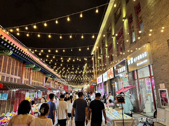 榆林头条#67在夫子庙夜市,记者看到,霓虹灯闪烁,人头攒动