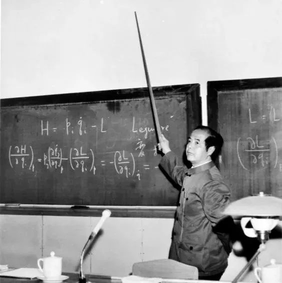李政道在授课｜李政道图书馆馆藏