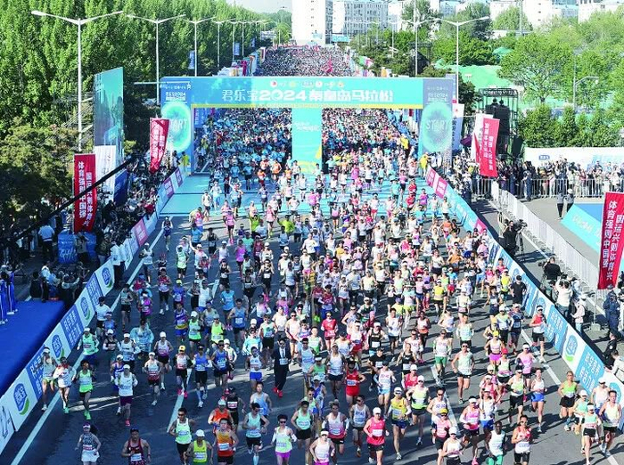 秦皇岛马拉松激情开跑。记者 刘剑 摄