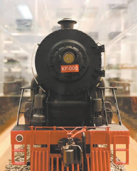 kf1机车模型北京交通大学机械工程楼前,静静矗立着一辆蒸汽机车.