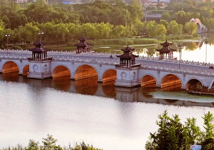 白龙湖公园东接深南路,西至江北大道,北临天生港河,南靠幸余路,环湖建