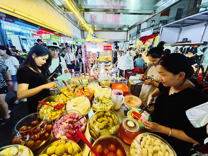 在埌西夜市，食客选购酸嘢。本报记者黄红锦 摄