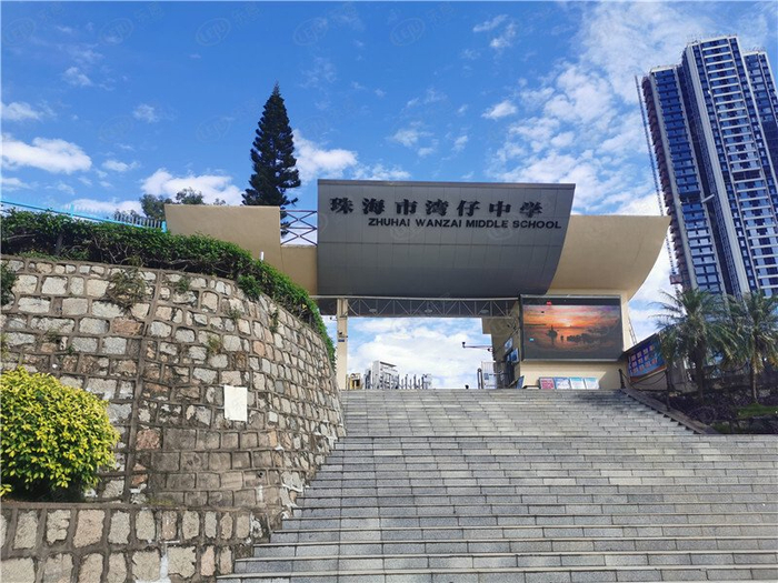 双瑞藏珑湾位处湾仔片区,在售75-143㎡二至四房,均价约4.2-4.5万/㎡.