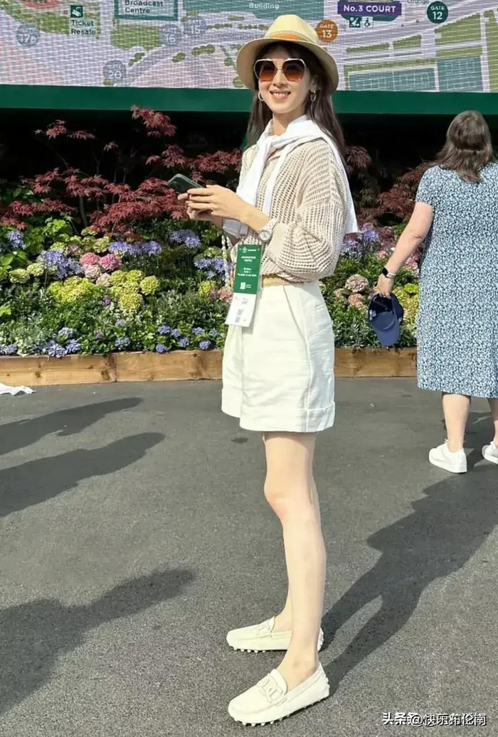 章泽天近照:现身伦敦观战温网,穿扮清新似小姑娘,白皙细腿抢镜