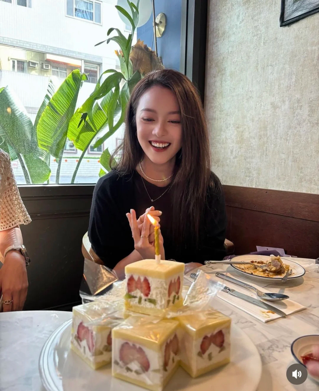 周渝民老婆晒8岁女儿庆生照,穿着低调气质绝了 网友:幸亏没娶大s