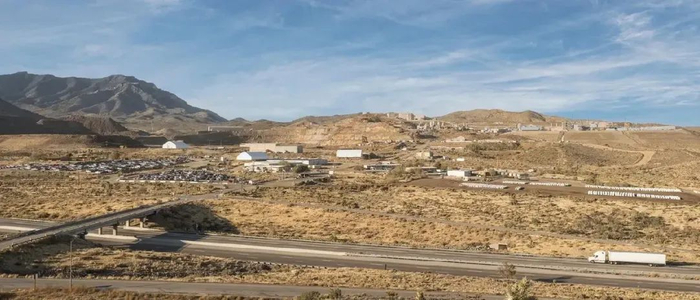 卡车司机在15号州际公路上甚至无法瞥见帕斯山矿场的600英尺深坑。图片来源：MICHAEL TESSLER