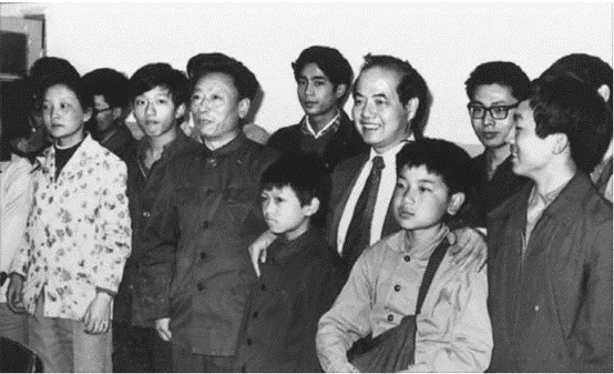 1984年，李政道与中科大少年班师生合影。中国科学技术大学上海研究院微信公号“墨子沙龙” 图