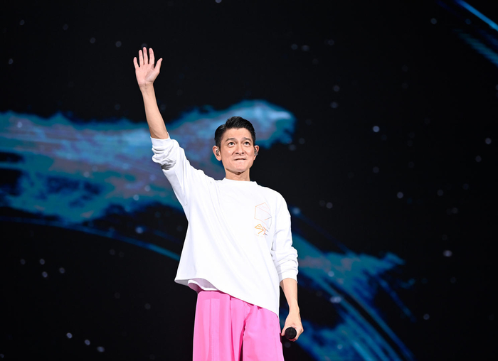 刘德华当时正在台上与歌迷们对话:"我相信你们每一位真的很真心地,很