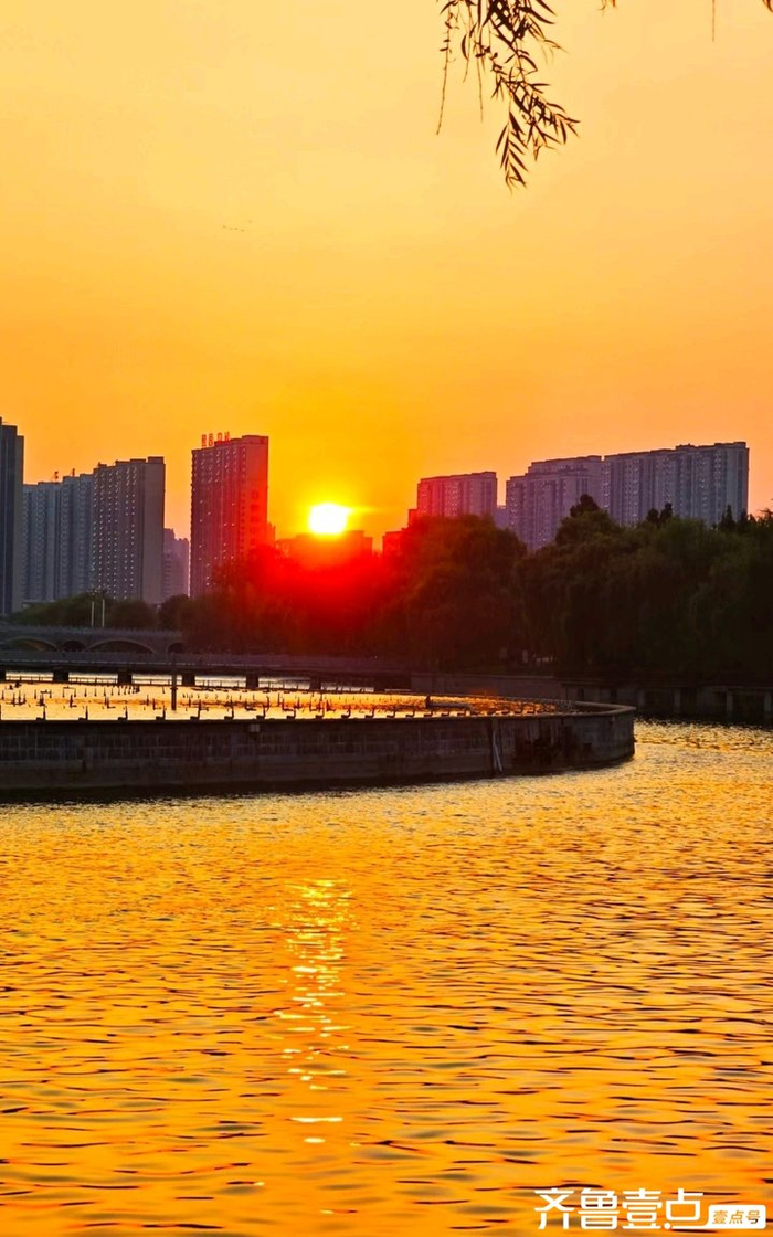 畔河夕阳西下:一幅温婉的暮色画卷