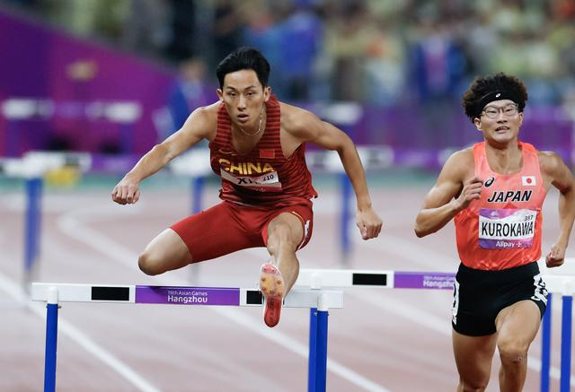 直播吧8月6日讯 巴黎奥运会男子400米跨栏复活赛,中国选手谢智宇出战