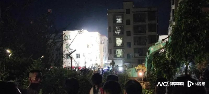 记者赶到坍塌房屋附近时，搜救仍在进行中