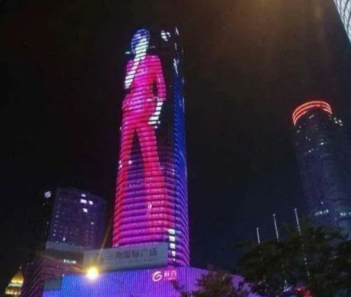 （南京地标“灯光秀”事件，图源网络）